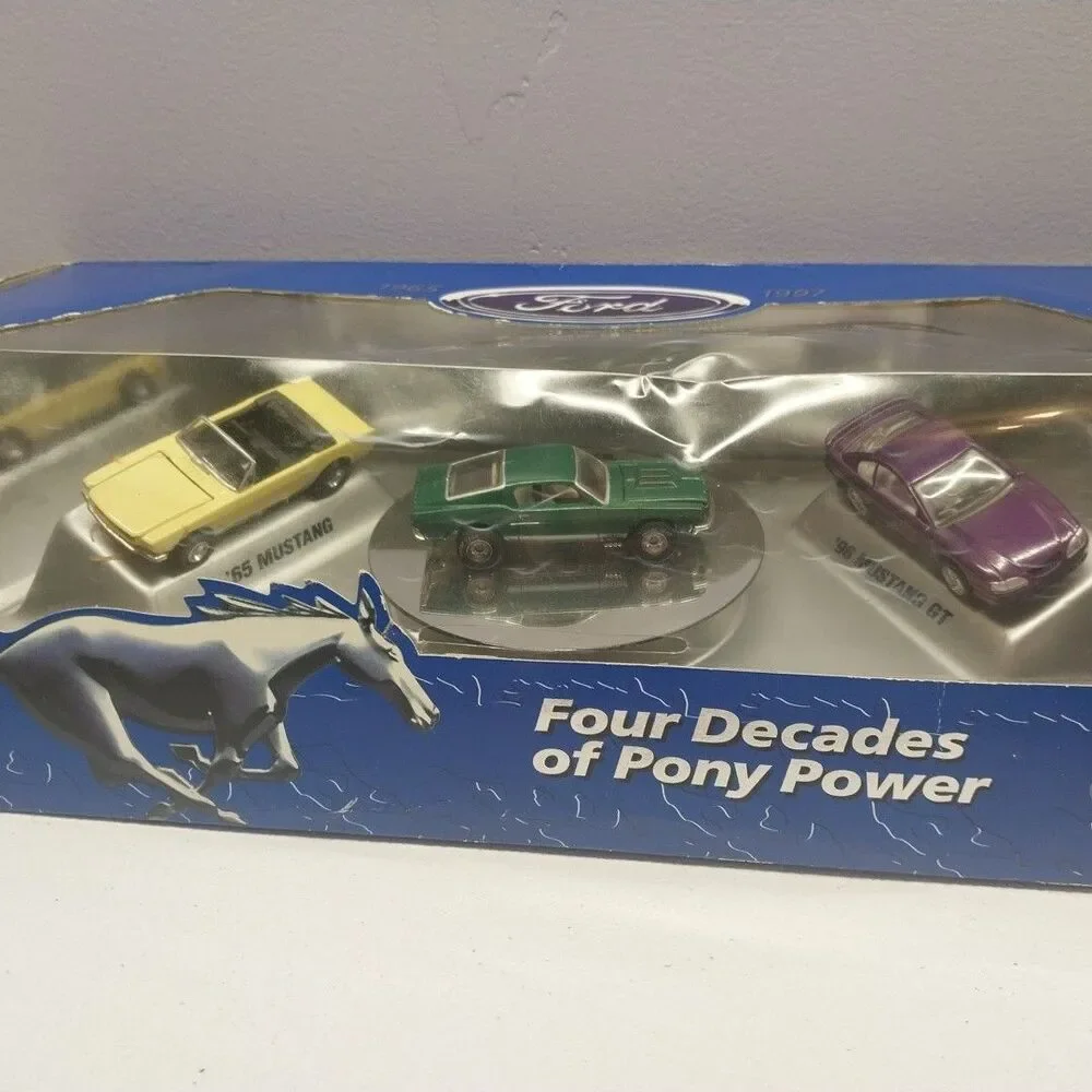 Hot Wheels Ford Four Decades of Pony Power Mustang 3 Car Gift Set Diecast 1:64